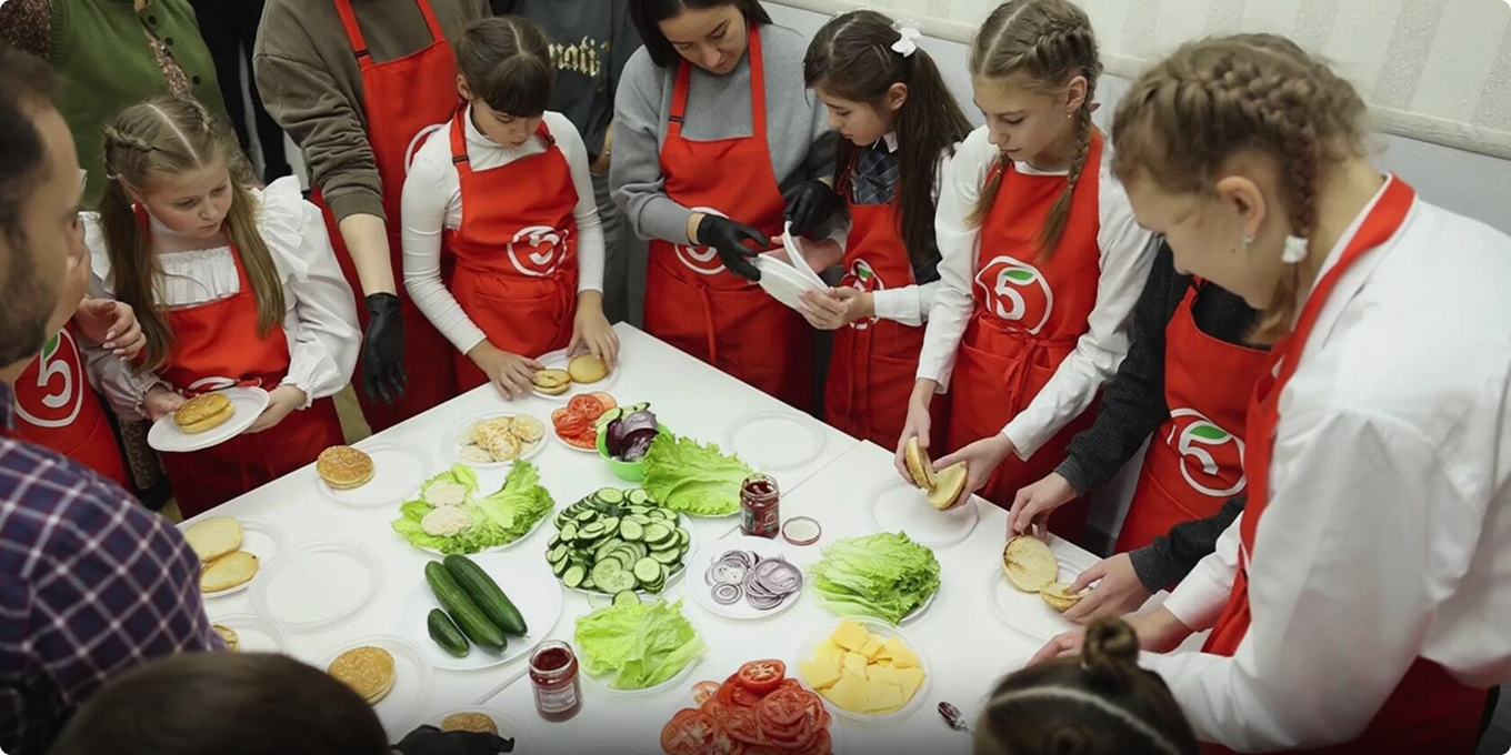 Дети в школе питания